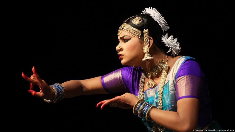 H&igrave;nh thức kể chuyện của vũ c&ocirc;ng Ấn Độ th&ocirc;ng qua điệu m&uacute;a Bharatanatyam.&nbsp;Ảnh: CNN