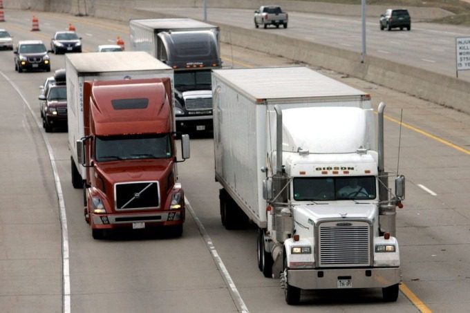 Hai xe tải chở hàng di chuyển trên đường cao tốc Fisher, Detroit, Michigan (Mỹ), ngày 27/3/2009. Ảnh: Rebecca Cook