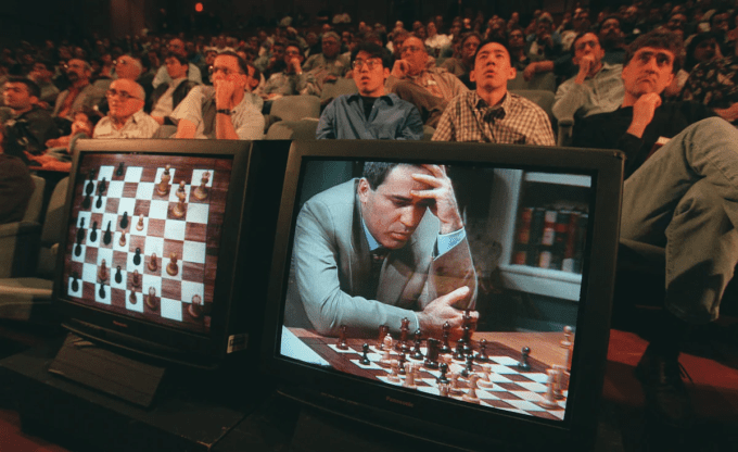 Đại kiện tướng Gary Kasparov trong trận đấu cờ vua với Deep Blue của IBM. Ảnh: AP